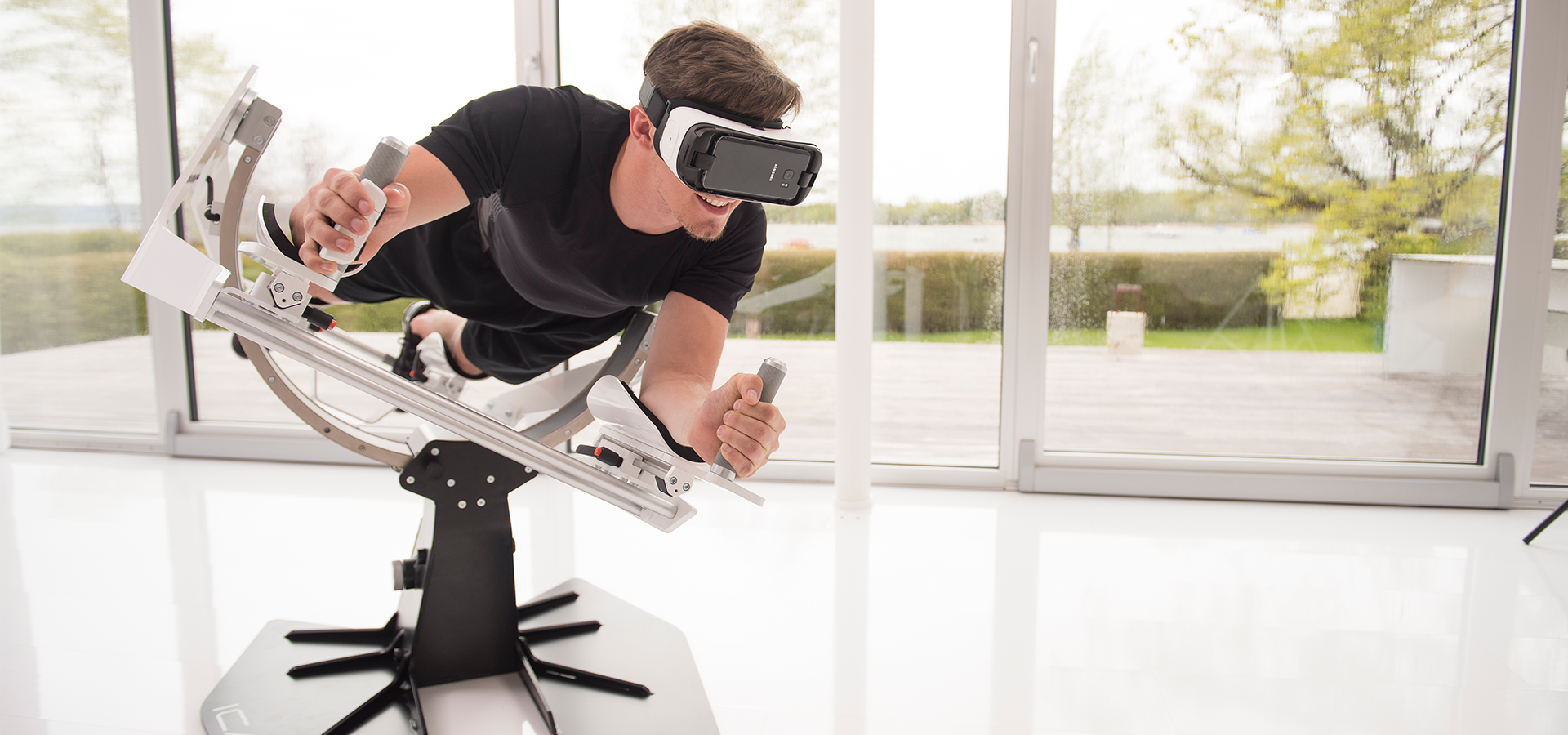 Mann fliegt mit dem Icaros Vr Pro